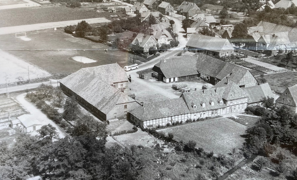 Historische Luftaufnahme des Ritterguts Langreder
